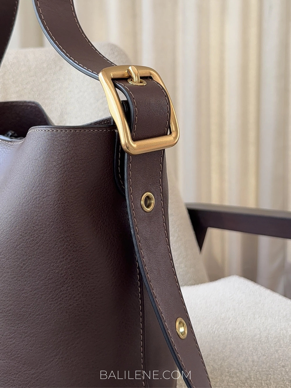detail-strap-Coach-Bleecker-Bucket-Bag-Maple-balilene