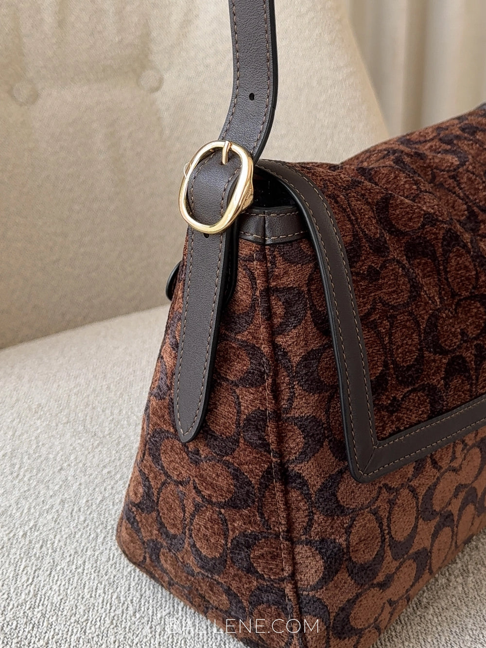 detail-strap-Coach-Etta-Flap-Bag-In-Signature-Chenille-Truffle-balilene