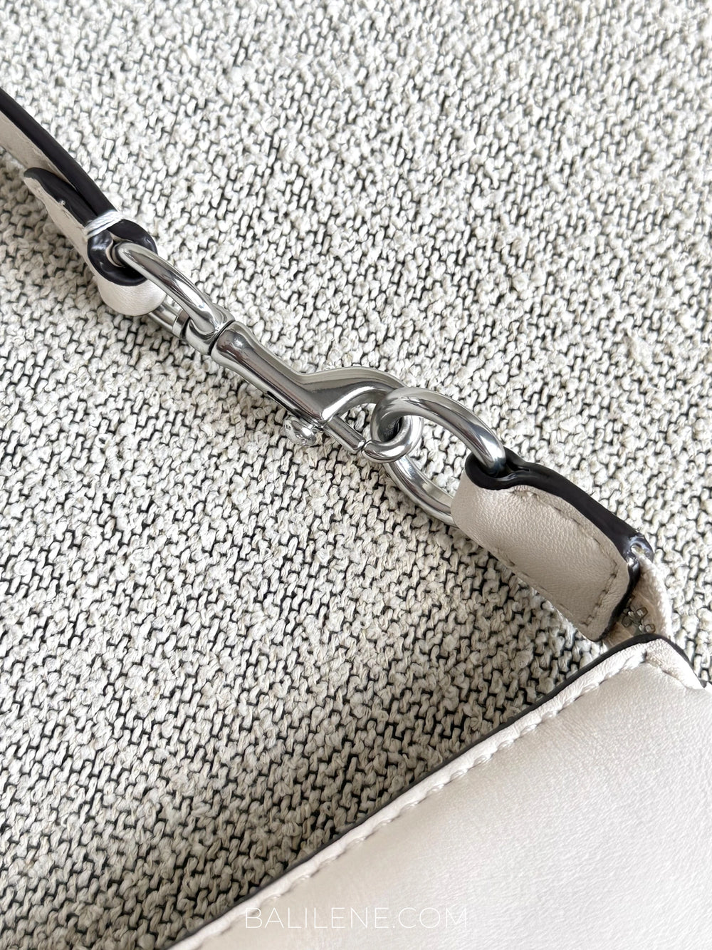 detail-strap-Coach-Nolita-19-Debossed-Chalk-balilene