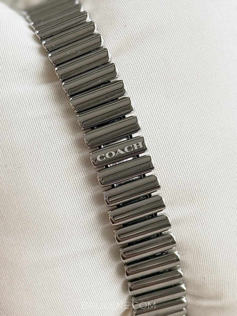 detail-strap-Coach-Sammy-Silver-In-Signature-White-Dial-Stainless-Steel-Watch-balilene