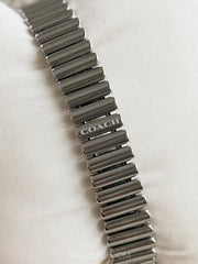detail-strap-Coach-Sammy-Silver-In-Signature-White-Dial-Stainless-Steel-Watch-balilene