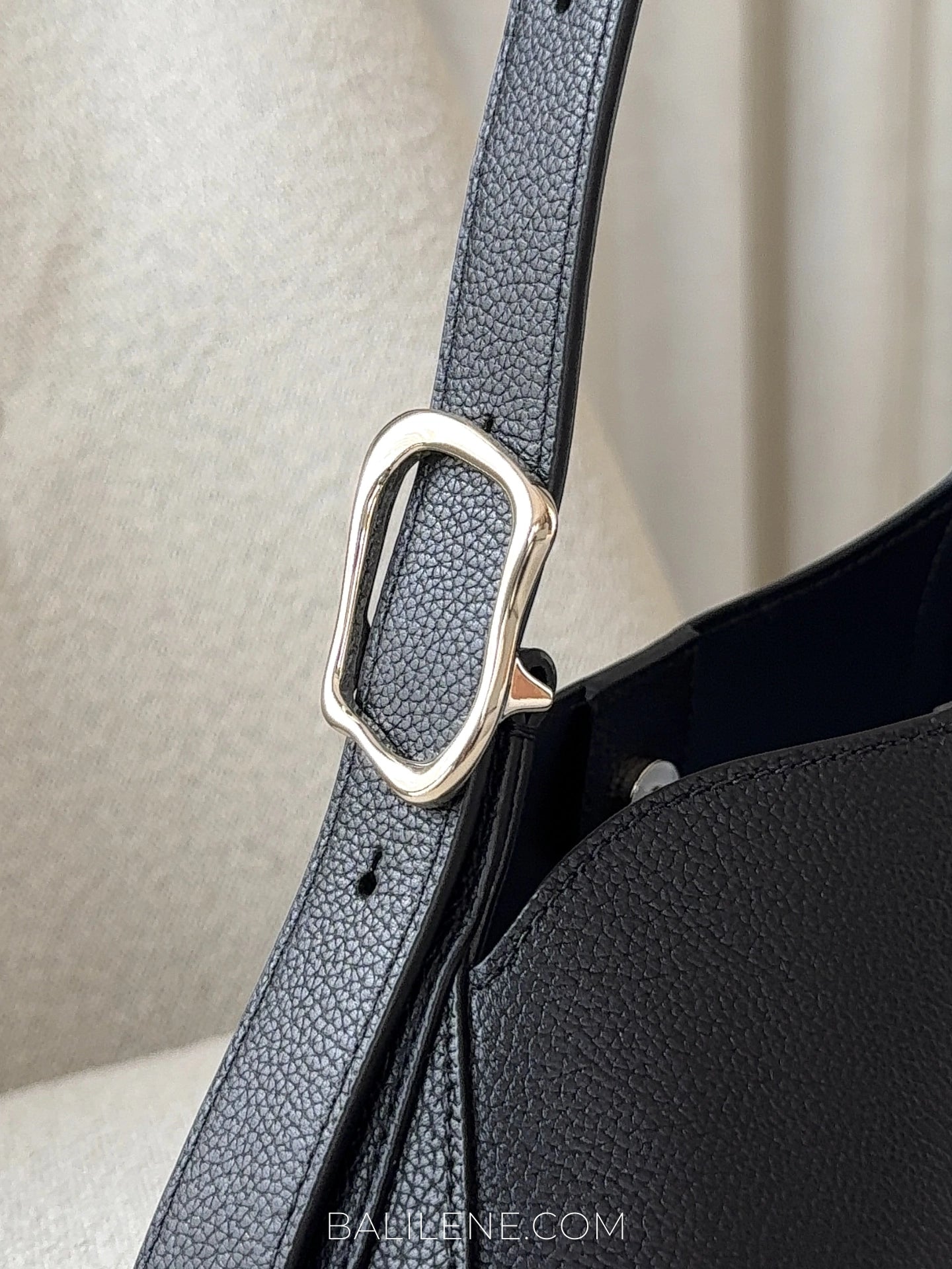 detail-strap-Kate-Spade-454-Sculpted-Shoulder-Bag-Black-balilene