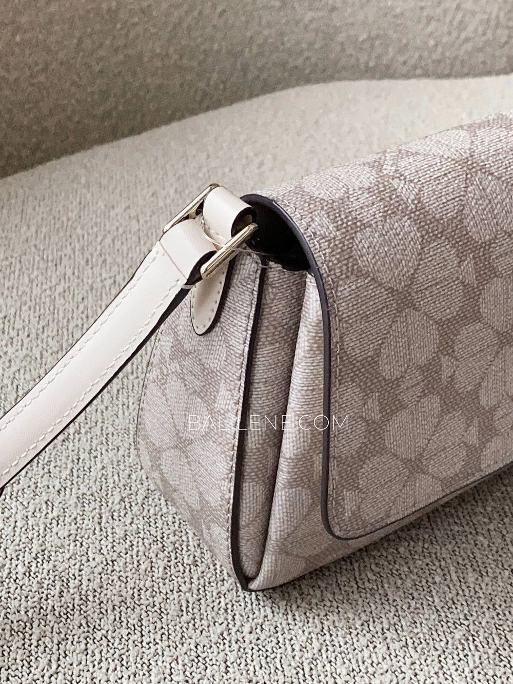detail-strap-Kate-Spade-Sutton-Spade-Flower-Mini-Flap-Crossbody-Dark-Beige-Moon-Dust-balilene