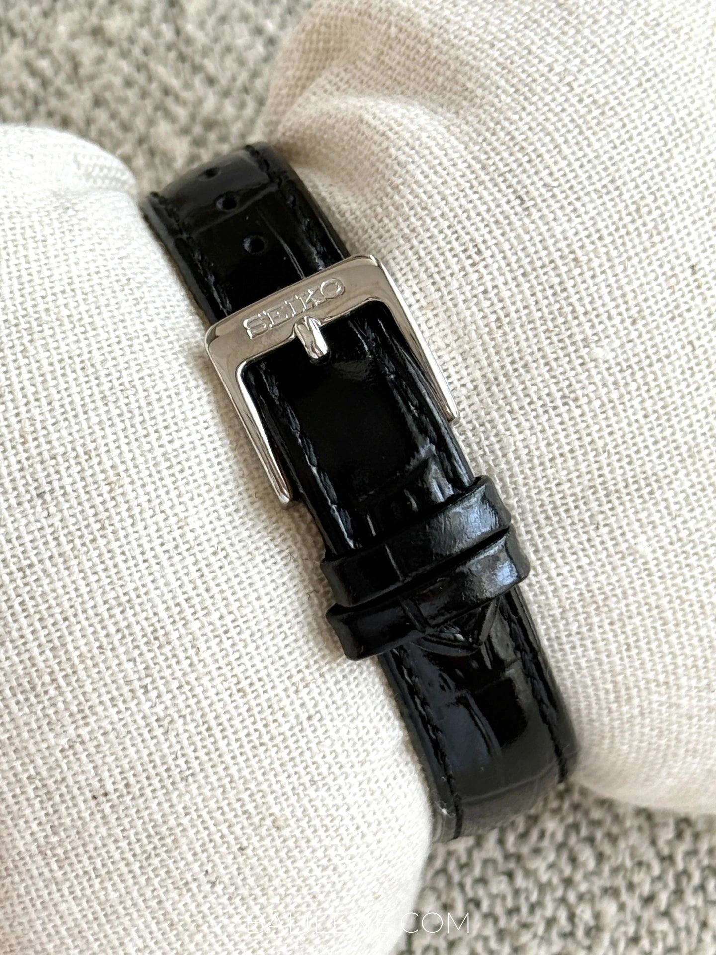 detail-strap-Seiko-SWR107P1-Classic-Women-Quartz-Leather-Strap-Watch-Silver-Black-balilene