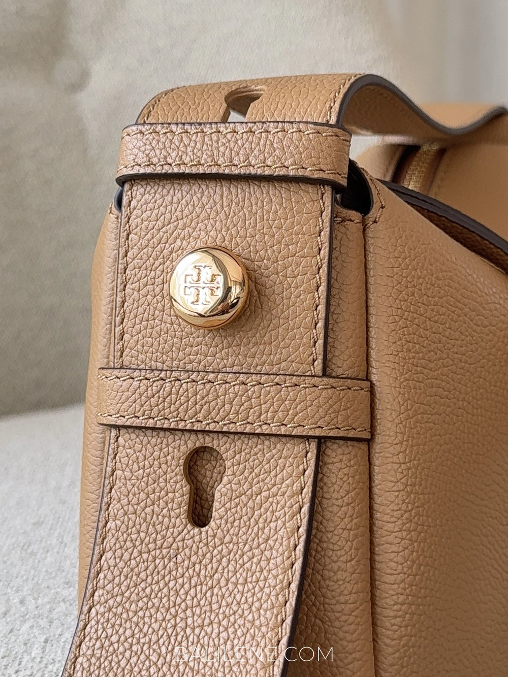 detail-strap-Tory-Burch-Romy-Small-Shoulder-Bag-Tiramisu-balilene
