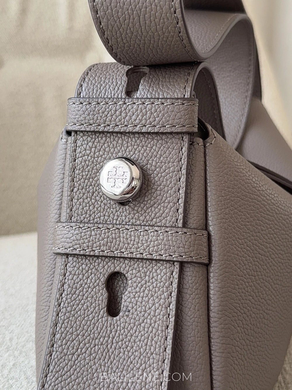 detail-strap-Tory-Burch-Romy-Small-Shoulder-Bag-Wild-Mushroom-balilene