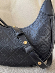 detail-strap-Tory-Burch-T-Monogram-Leather-Crescent-Bag-Black-balilene