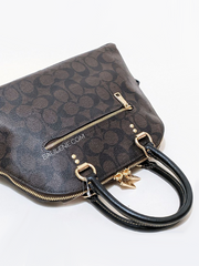 detail-tas-belakang-Coach-Katy-Satchel-In-Signature-Canvas-With-Ski-Patches-Brown-Black-Multi