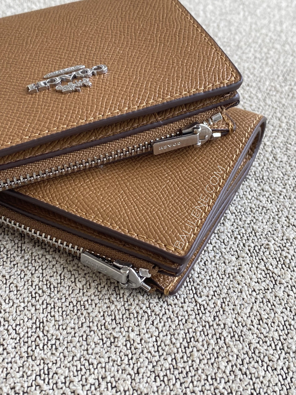 detail-zip-Coach-Billfold-Wallet-Crossgrain-Leather-Light-Saddle-balilene