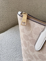detail-zip-Coach-Fiona-Zip-Tote-Bag-In-Signature-Canvas-Sand-Chalk-balilene
