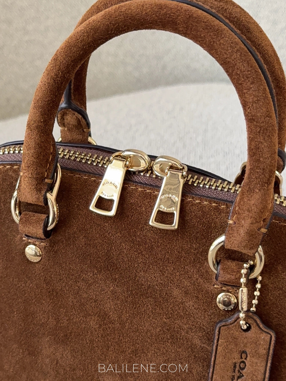 detail-zip-Coach-Lara-Suede-Mini-Satchel-Bag-Warm-Brown-balilene