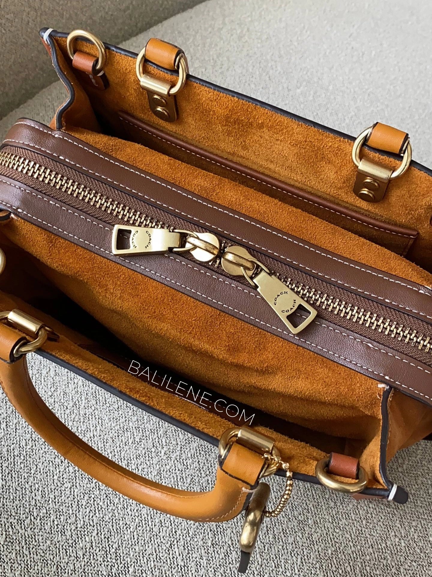 detail-zip-Coach-Rogue-25-In-Signature-Textile-Jacquard-Cocoa-Burnished-Amber-balilene