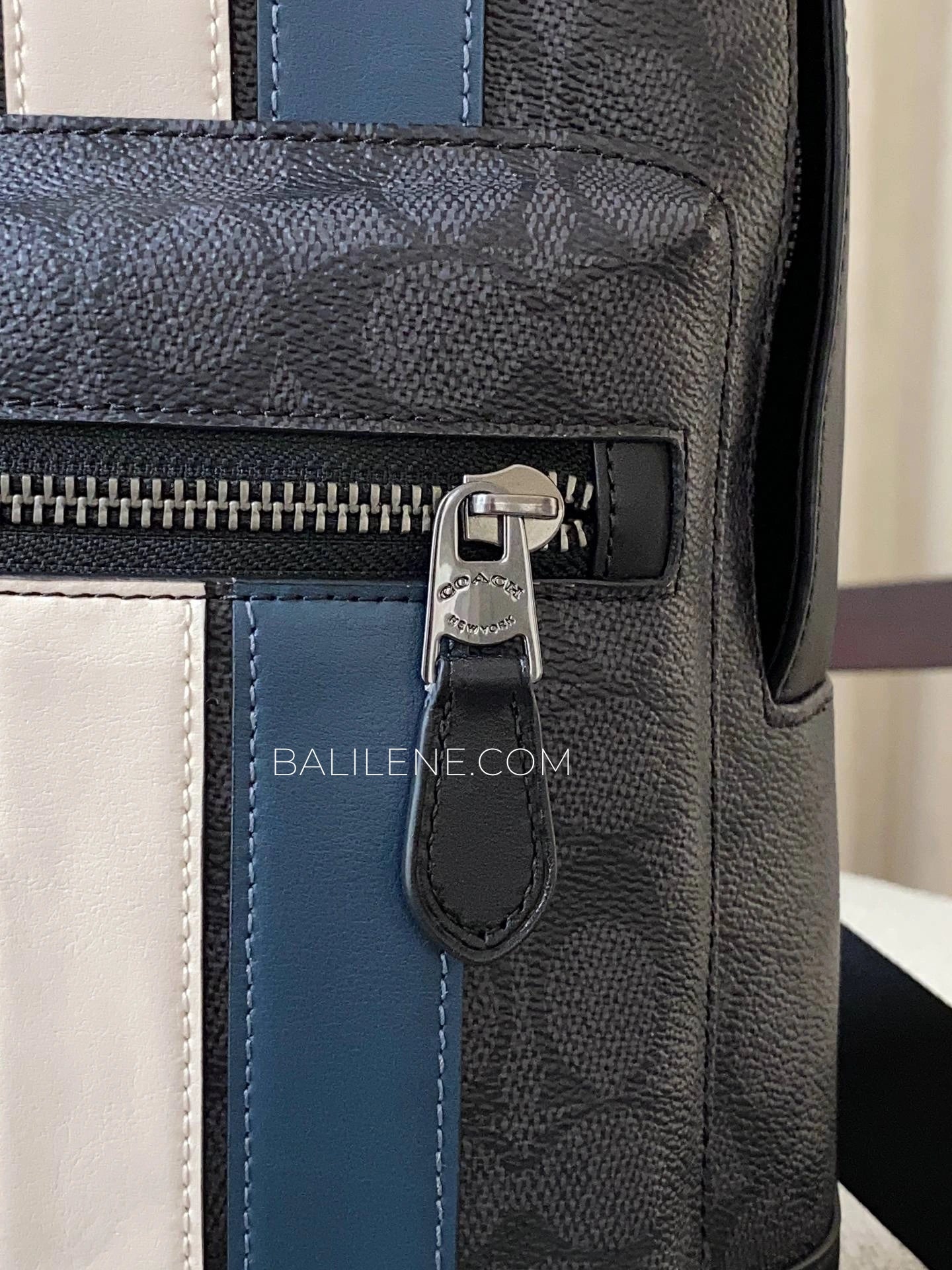 detail-zip-Coach-West-Pack-In-Signature-Canvas-Varsity-Stripe-Charcoal-Multi-balilene