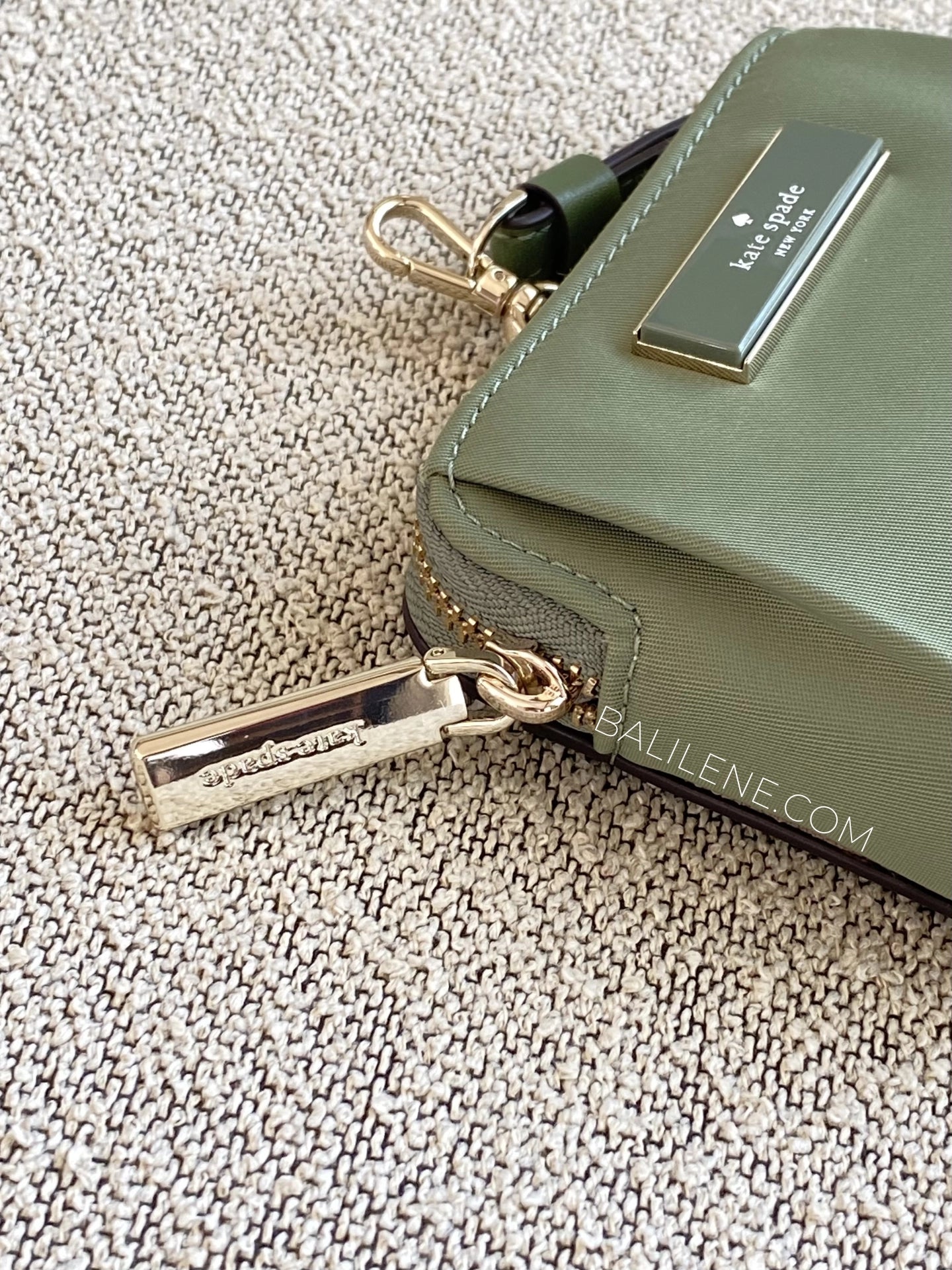 detail-zip-Kate-Spade-Carter-Nylon-Card-Case-Lanyard-Cedar-Stand-balilene