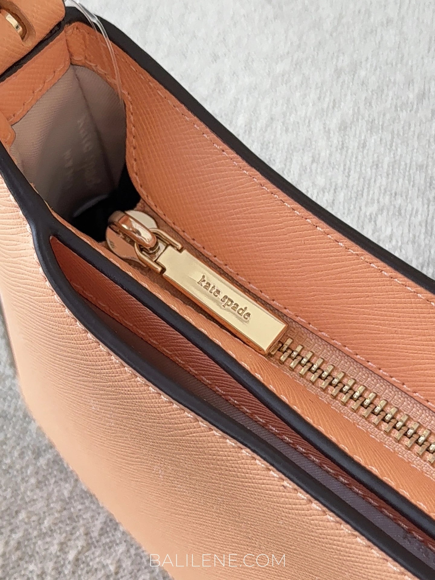 detail-zip-Kate-Spade-Reegan-Small-Shoulder-Bag-Orange-Cream-balilene
