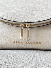 detail-zip-Marc-Jacobs-The-Groove-Mini-Messenger-Bag-Marshmallow-balilene