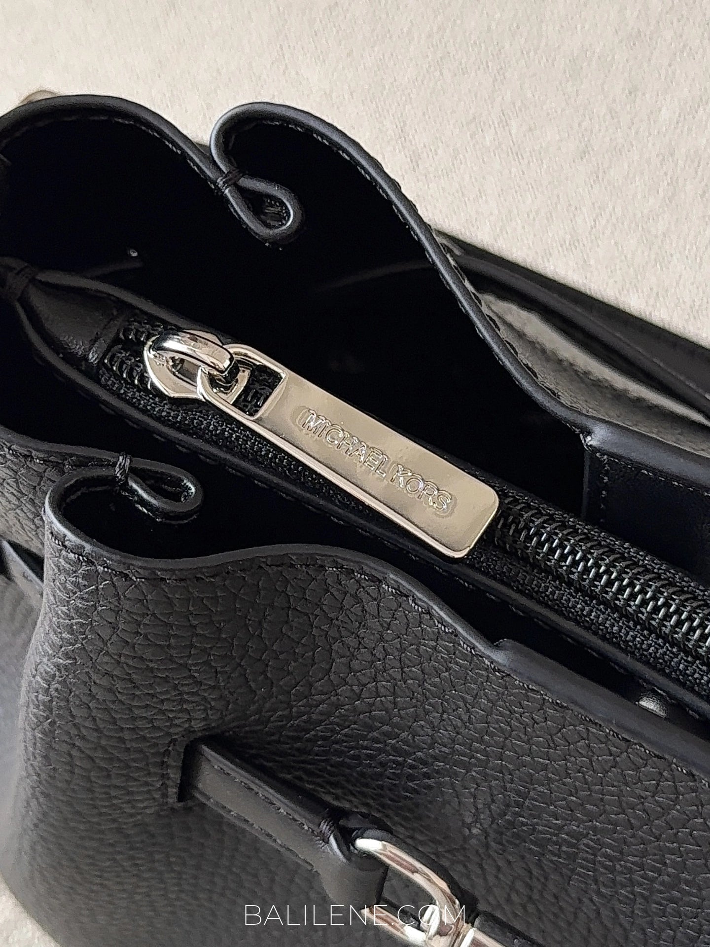 detail-zip-Michael-Kors-Carson-Medium-Pebbled-Leather-Convertible-Bucket-Crossbody-Bag-Black-balilene