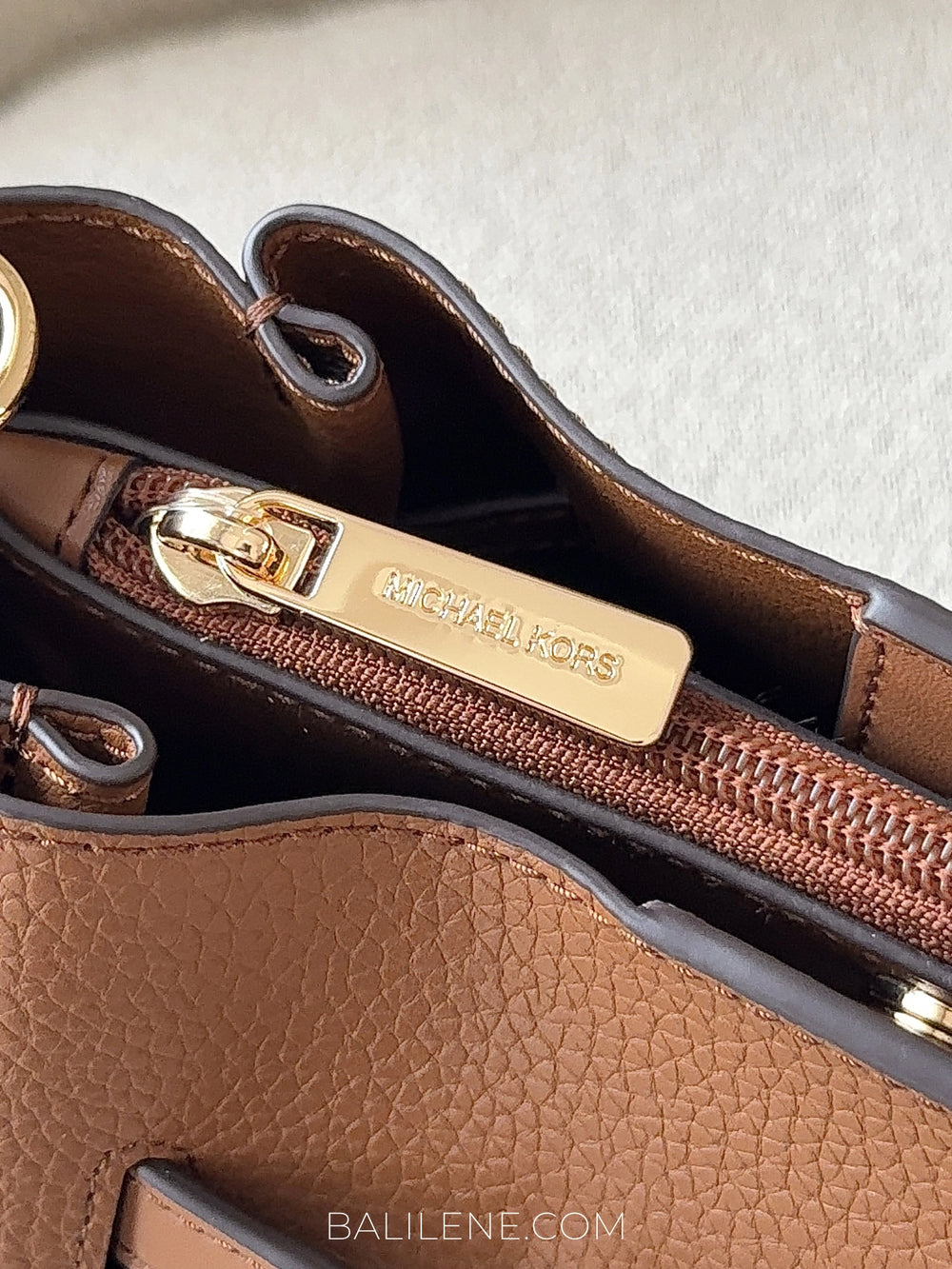 detail-zip-Michael-Kors-Carson-Medium-Pebbled-Leather-Convertible-Bucket-Crossbody-Bag-Luggage-balilene