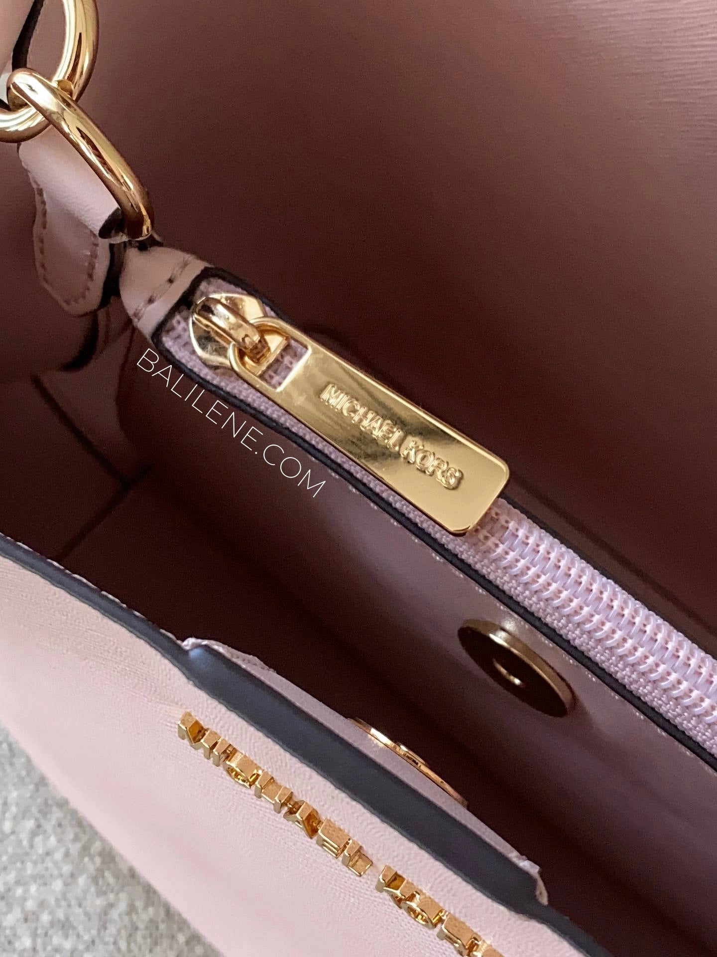 detail-zip-Michael-Kors-Pratt-Medium-Bucket-Shoulder-Bag-Powder-Blush-balilene