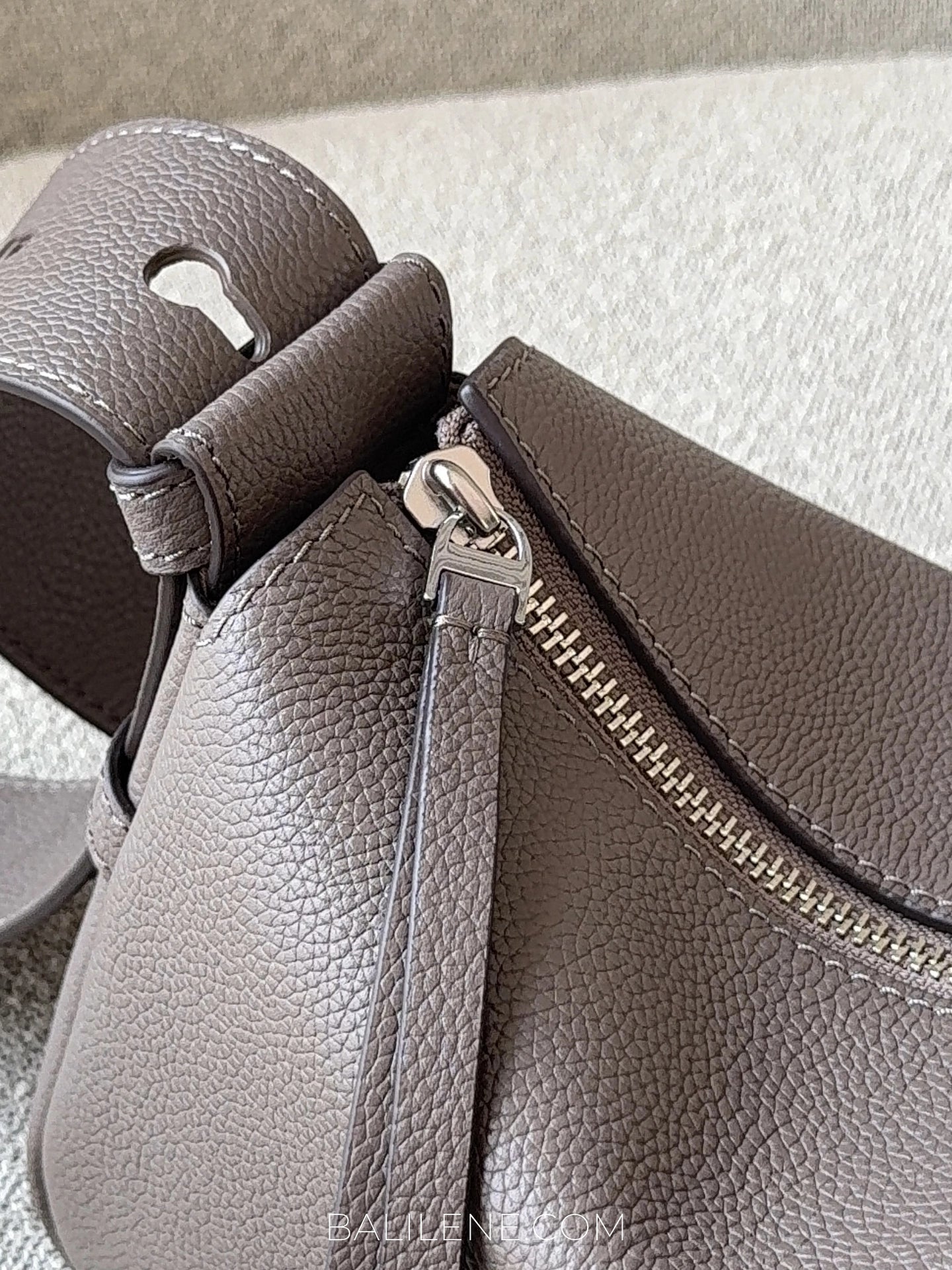 detail-zip-Tory-Burch-Romy-Small-Shoulder-Bag-Wild-Mushroom-balilene