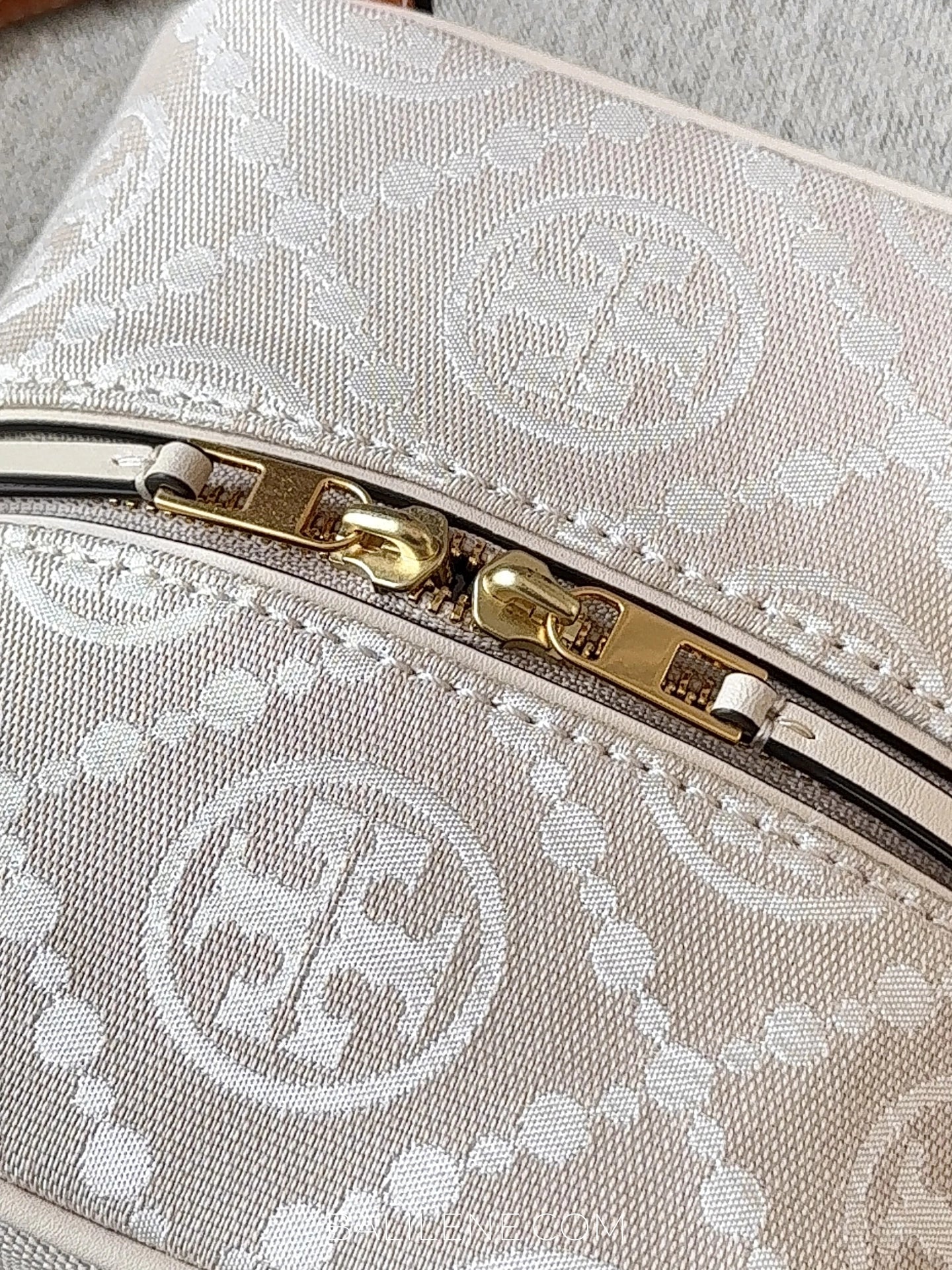 detail-zip-Tory-Burch-T-Monogram-Jacquard-Cube-Bag-Ivory-balilene