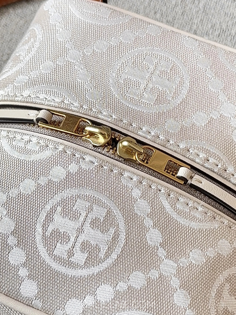 detail-zip-Tory-Burch-T-Monogram-Jacquard-Cube-Bag-Ivory-balilene