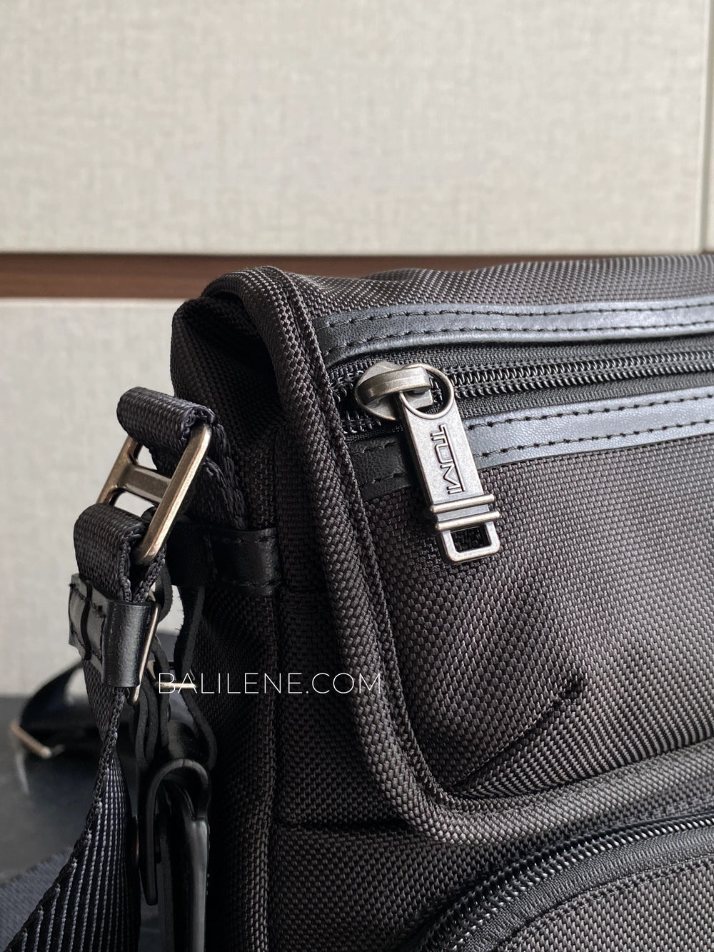 detail-zip-Tumi-Kerby-Crossbody-Bag-Black-balilene