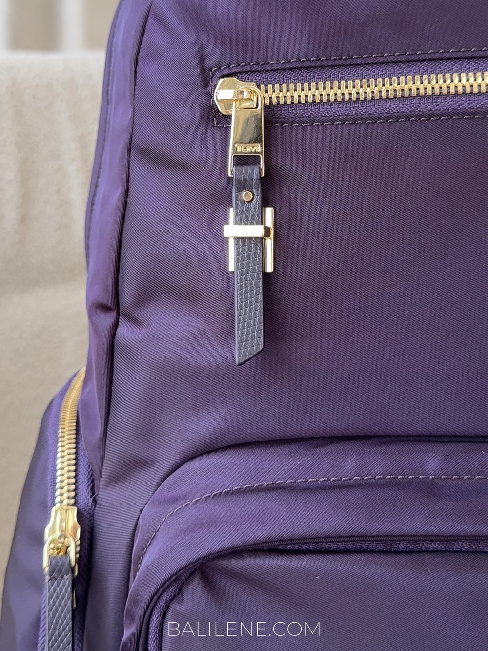detail-zip-Voyageur-Caren-Backpack-Blackberry-Tumi-balilene
