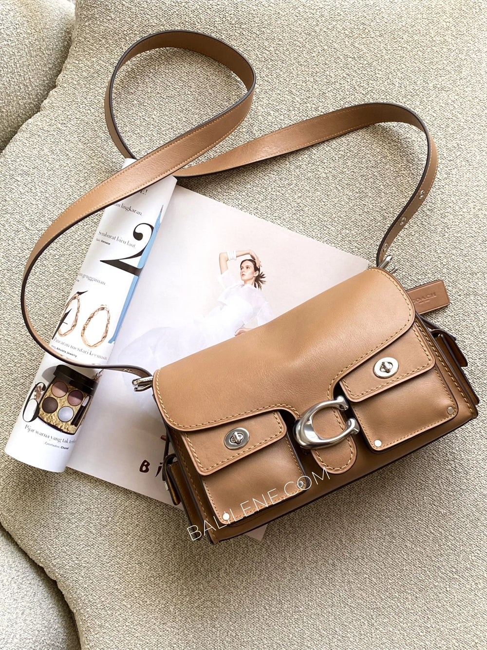 gambar-Coach-Cargo-Turnlock-Soft-Tabby-Honey-Brown-balilene