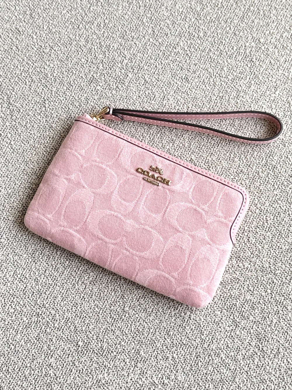 gambar-Coach-Corner-Zip-Wristlet-In-Signature-Denim-Light-Pink-balilene