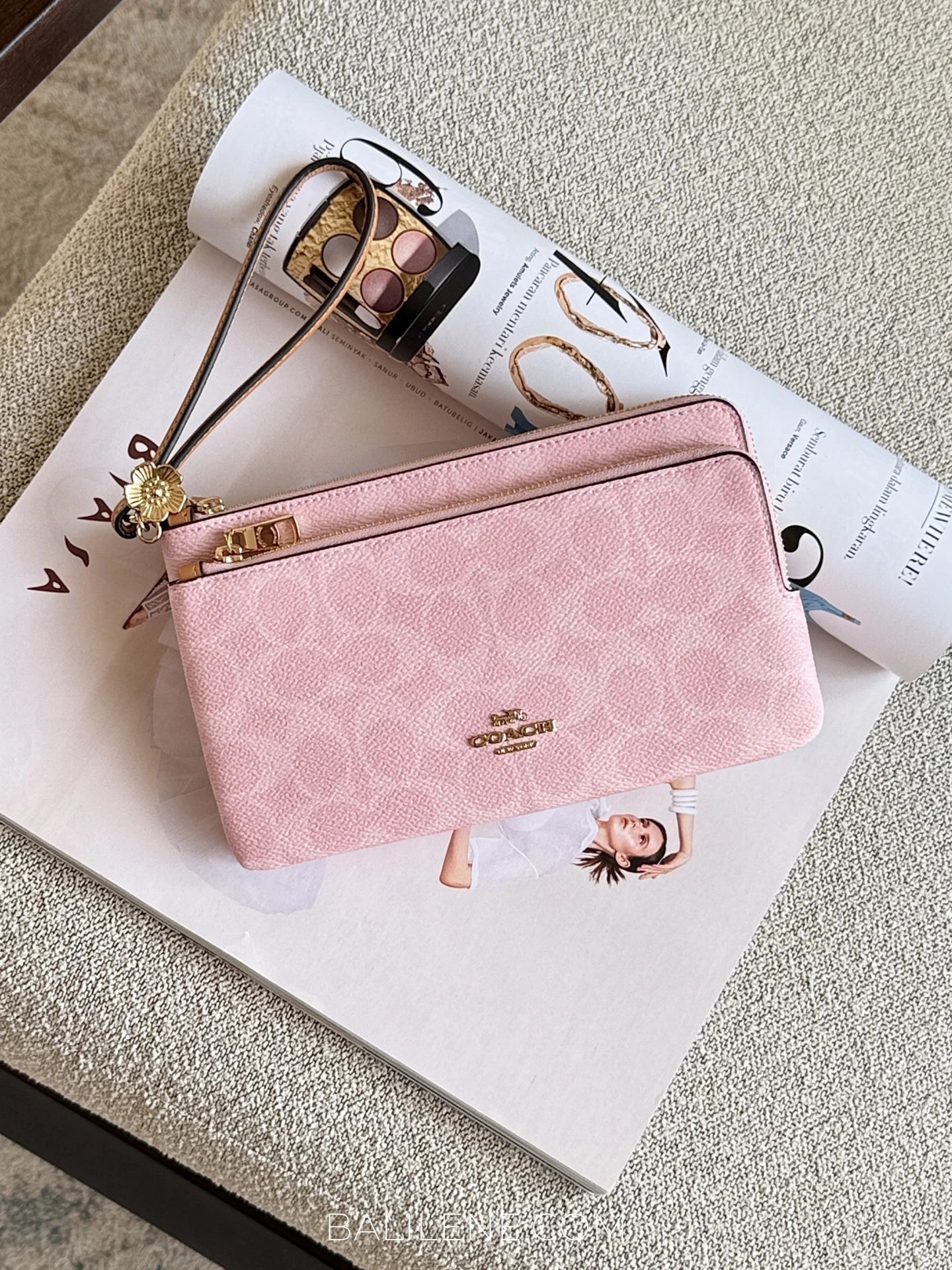 gambar-Coach-Double-Zip-Wallet-In-Signature-Canvas-With-Charms-Powder-Pink-balilene