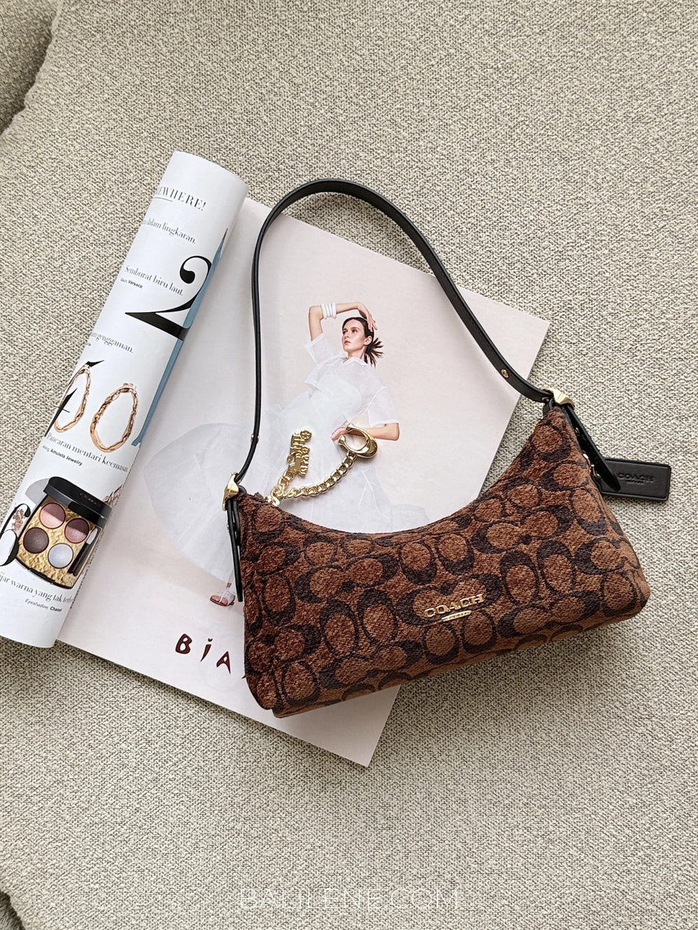 gambar-Coach-Emeilia-Shoulder-Bag-In-Signature-Chenille-Truffle-balilene