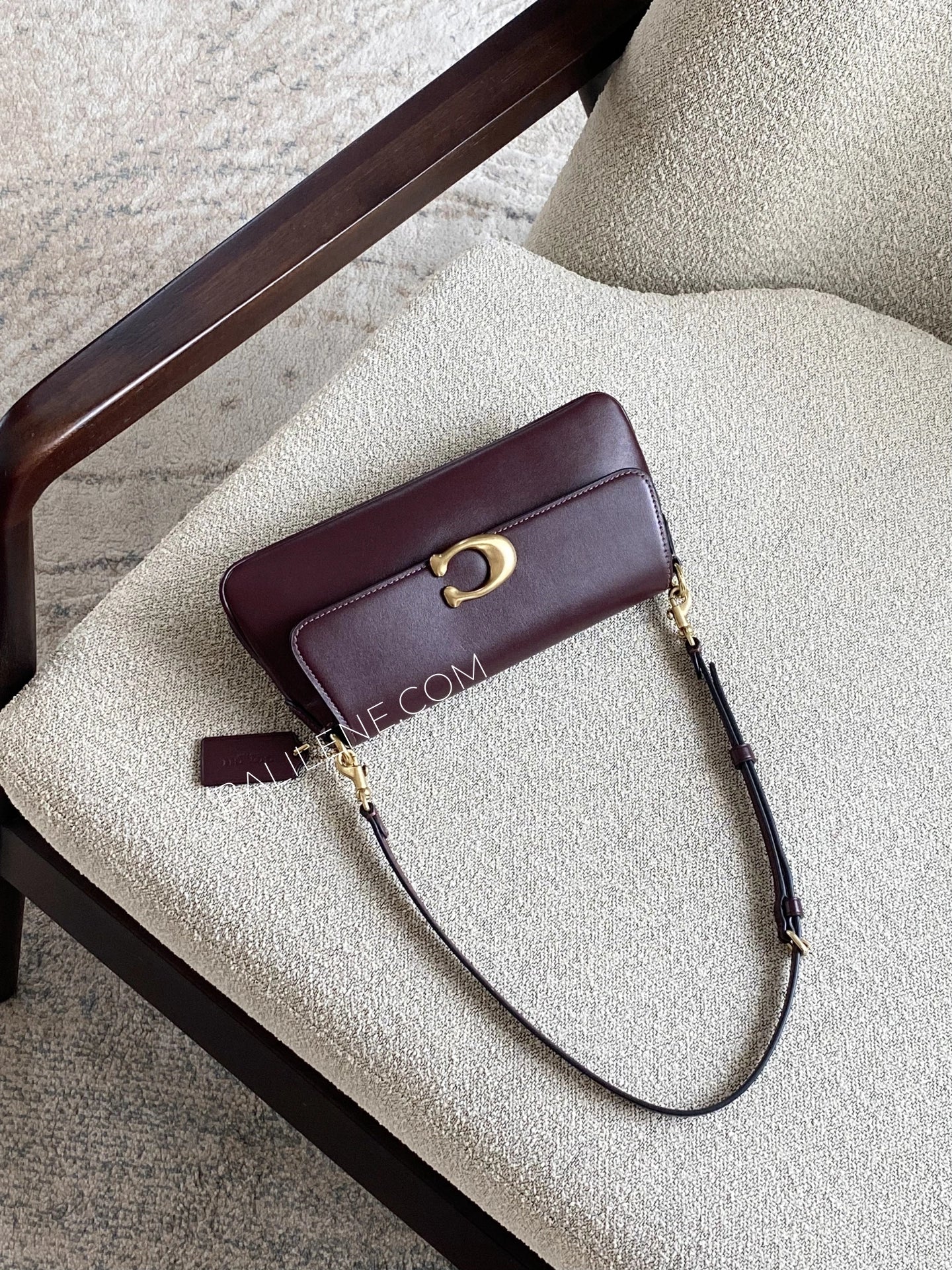 gambar-Coach-Jet-Shoulder-Bag-Refined-Calf-Leather-Black-Currant-balilene