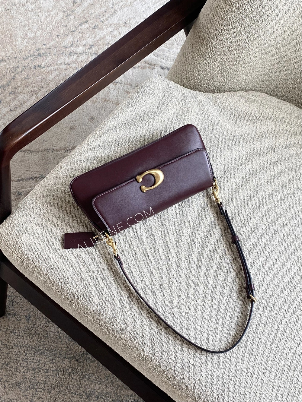 gambar-Coach-Jet-Shoulder-Bag-Refined-Calf-Leather-Black-Currant-balilene