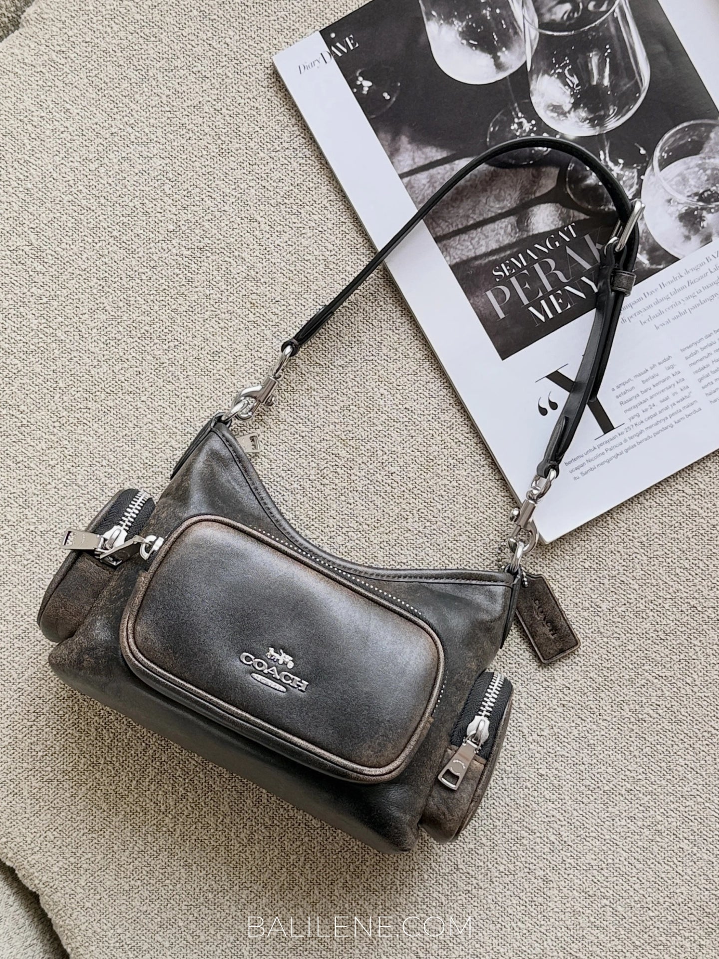 gambar-Coach-Laurel-Shoulder-Bag-22-With-Pockets-In-Loved-Leather-Black-Brown-balilene