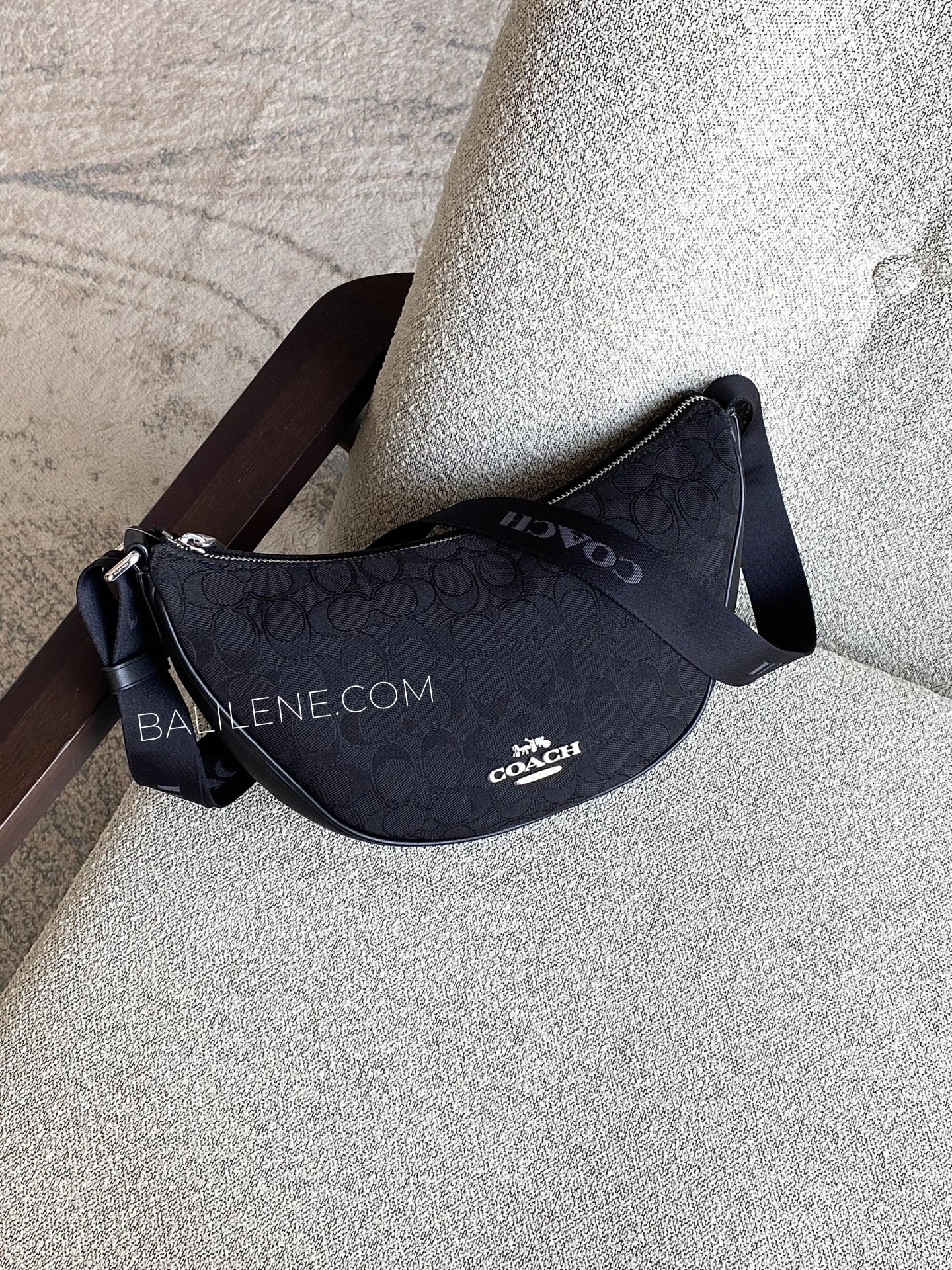 gambar-Coach-Pace-Shoulder-Bag-In-Signature-Jacquard-Black-balilene