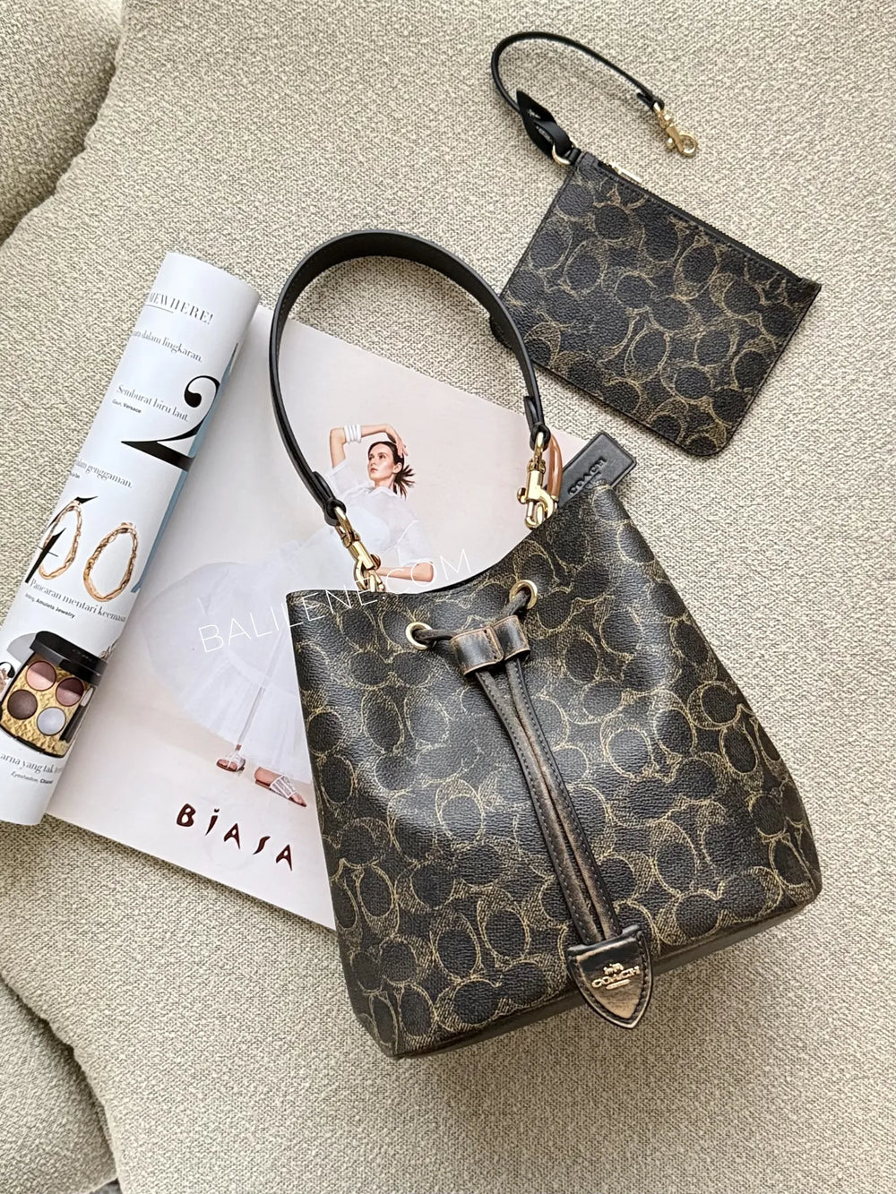 gambar-Coach-Rowan-Bucket-Bag-In-Loved-Signature-Canvas-With-Charms-Brown-balilene