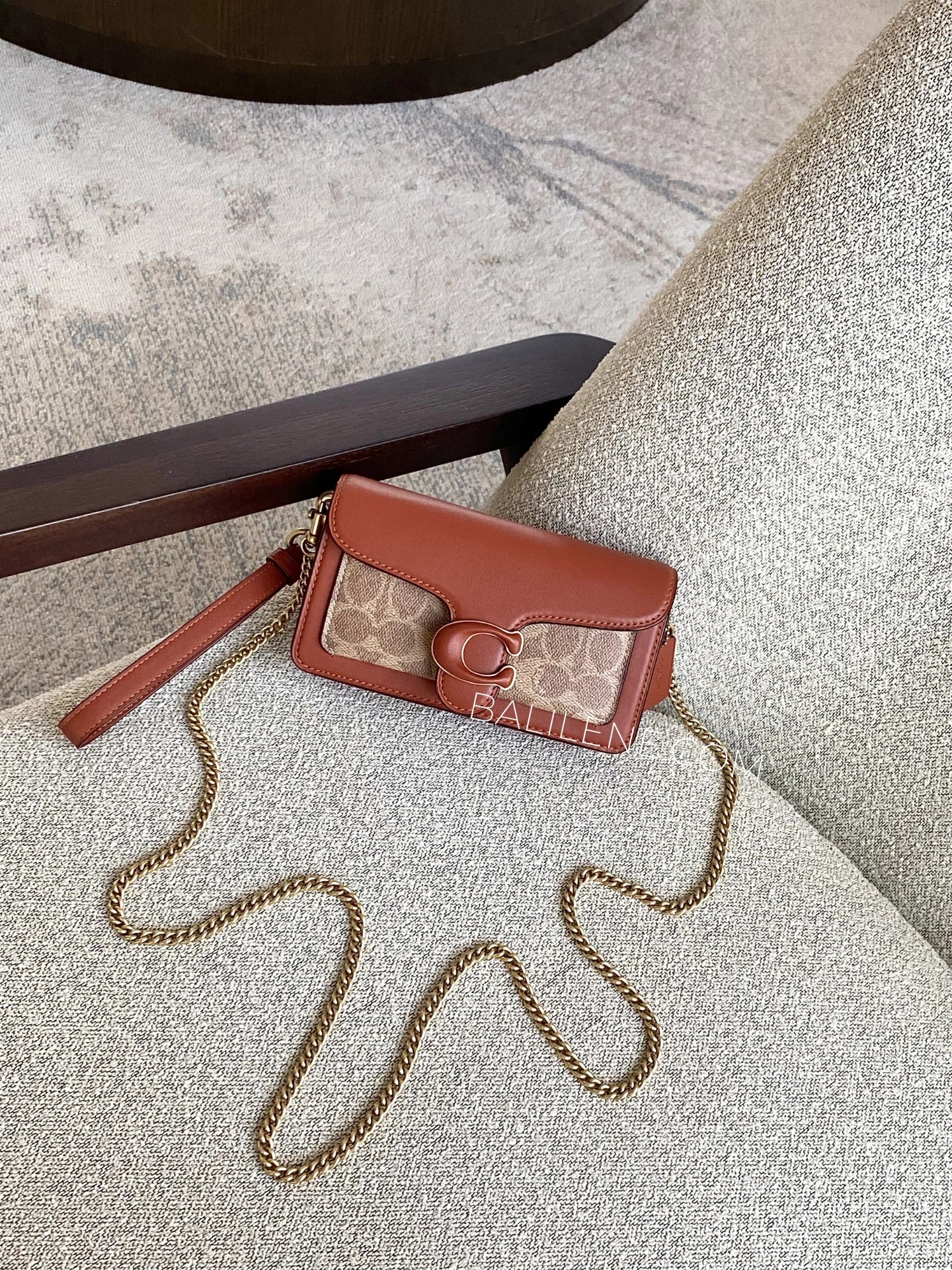 gambar-Coach-Tabby-Wristlet-In-Signature-Canvas-Tan-Rust-balilene