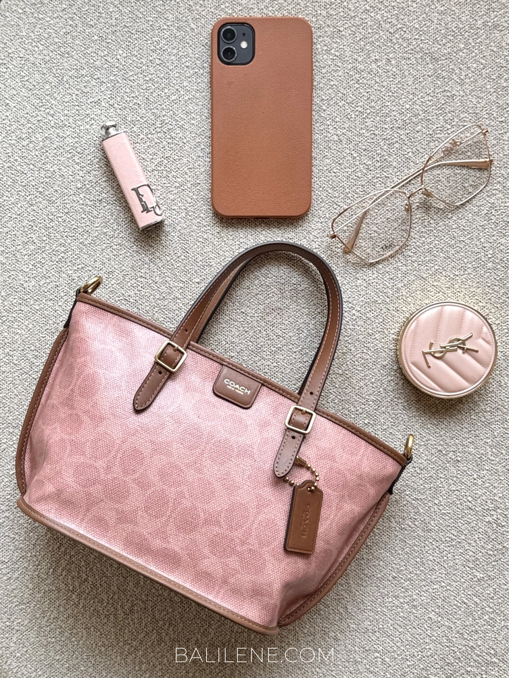 gambar-Coach-Taxi-Tote-Bag-21-In-Signature-Canvas-Pink-Sable-balilene