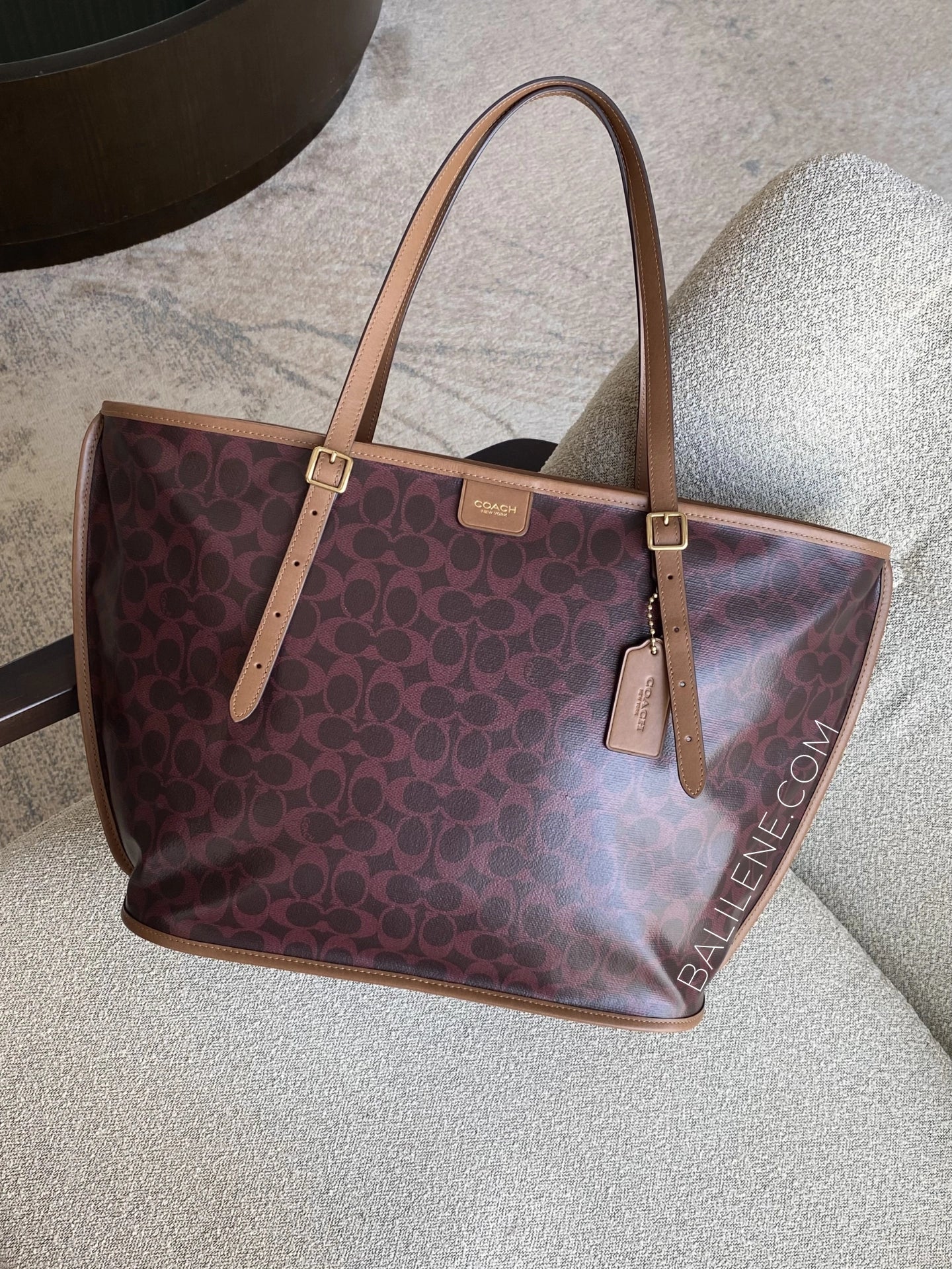 gambar-Coach-Taxi-Tote-Bag-In-Signature-Canvas-Black-Currant-Sable-balilene