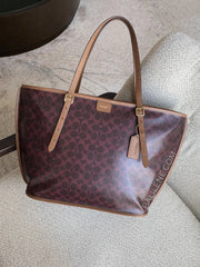 gambar-Coach-Taxi-Tote-Bag-In-Signature-Canvas-Black-Currant-Sable-balilene