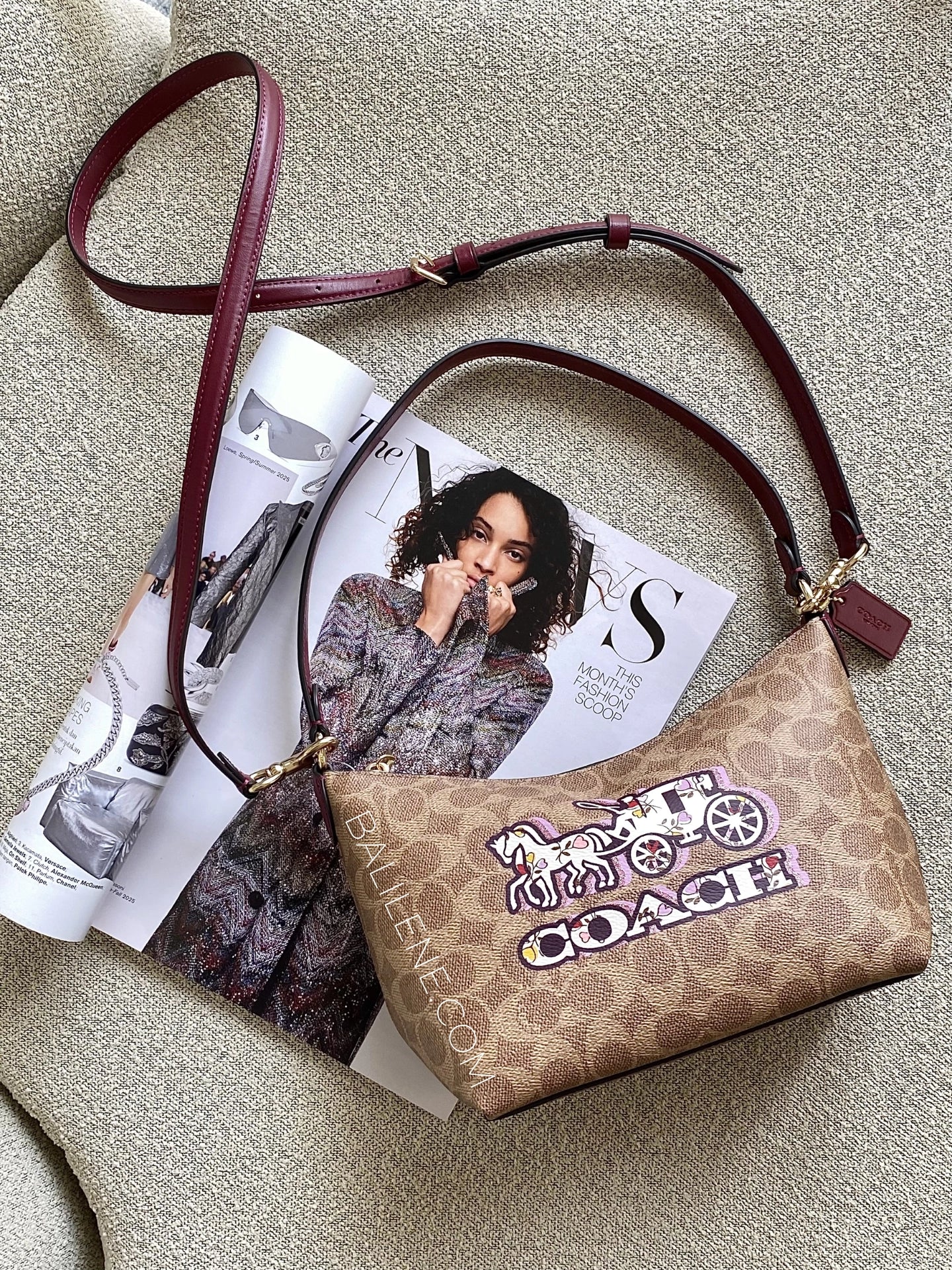 gambar-Coach-Zip-Top-Shoulder-Bag-In-Signature-Canvas-With-Horse-And-Carriage-Print-Tan-Black-Cherry-balilene