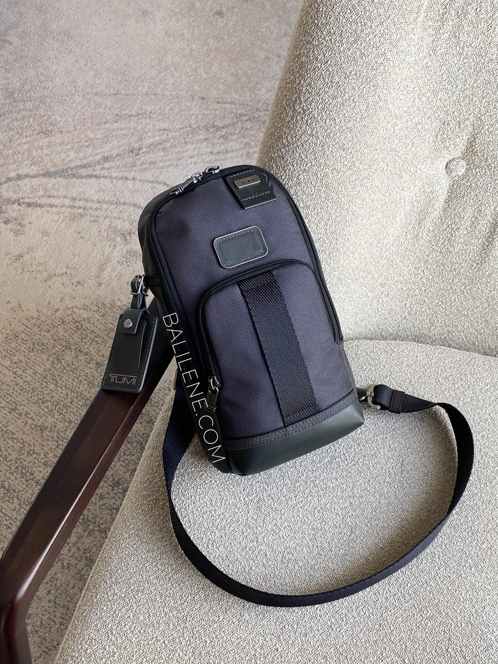 gambar-Fife-Slim-Sling-Bag-Seal-Grey-TUMI-balilene