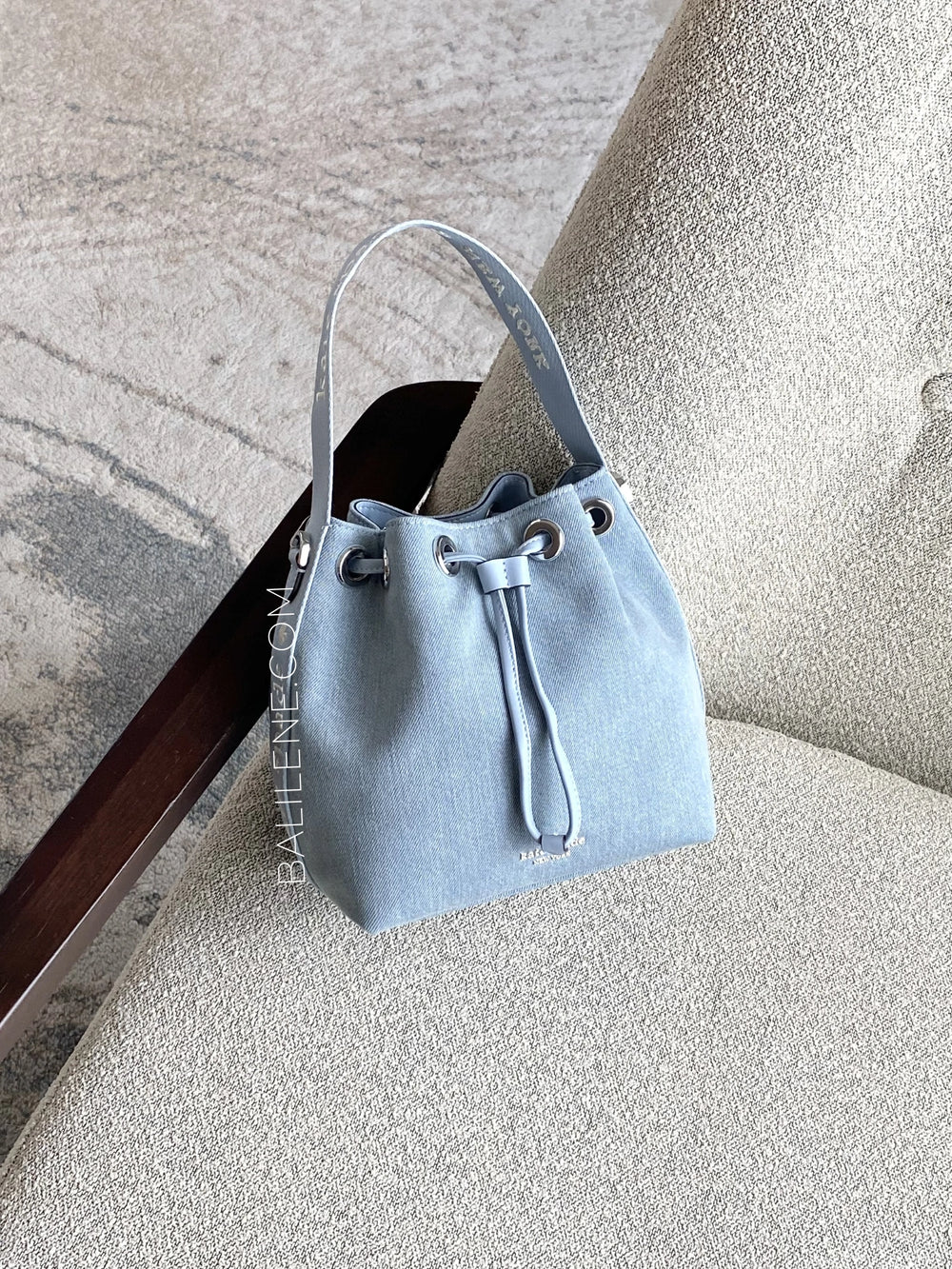 gambar-Kate-Spade-Kip-Denim-Bucket-Bag-Blue-Multi-balilene