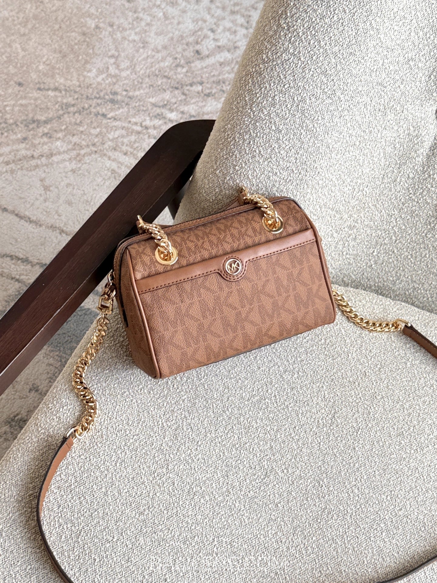 gambar-Michael-Kors-Blaire-Extra-Small-Logo-Duffle-Crossbody-Bag-Luggage-balilene