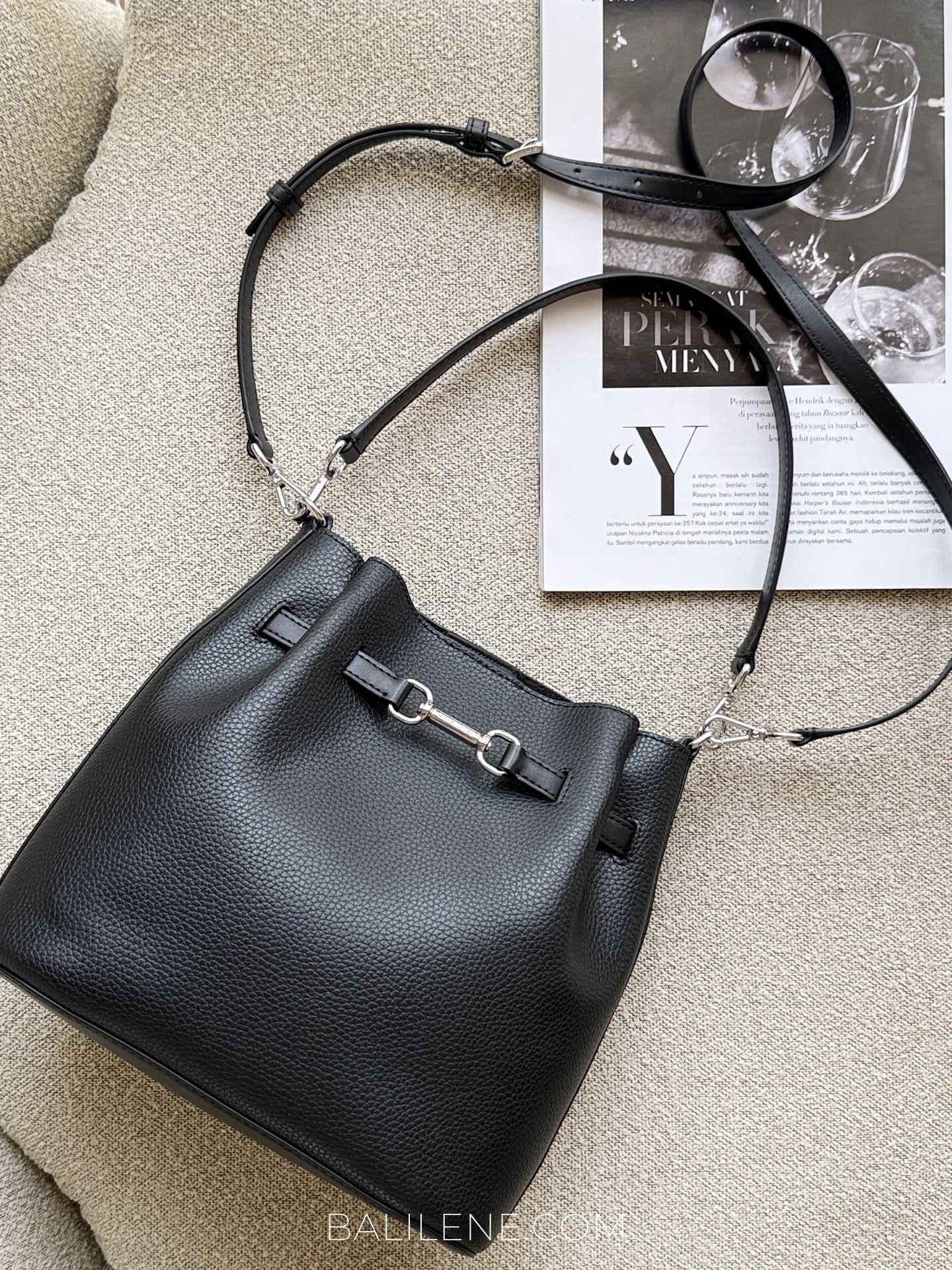 gambar-Michael-Kors-Carson-Medium-Pebbled-Leather-Convertible-Bucket-Crossbody-Bag-Black-balilene