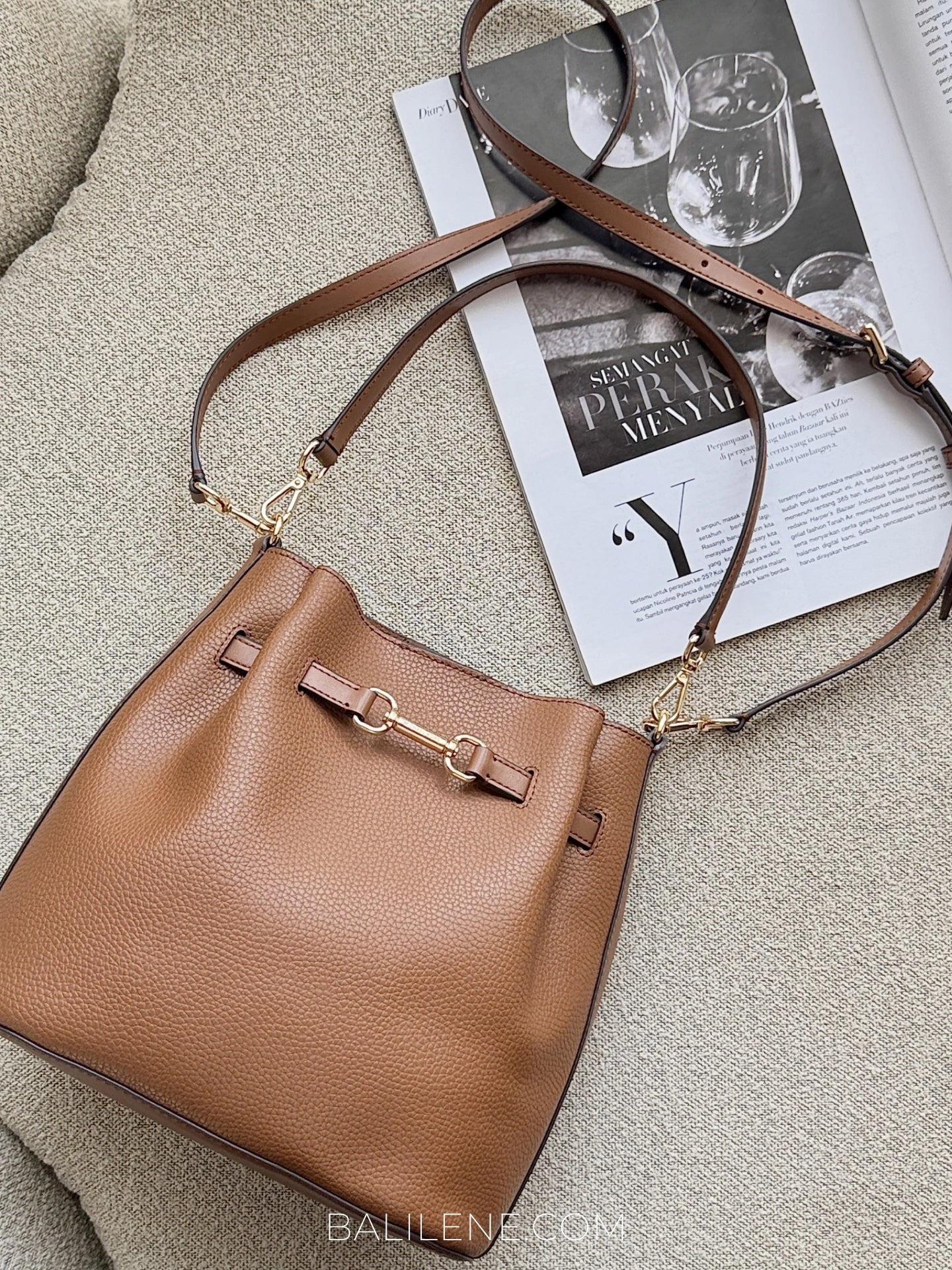 gambar-Michael-Kors-Carson-Medium-Pebbled-Leather-Convertible-Bucket-Crossbody-Bag-Luggage-balilene