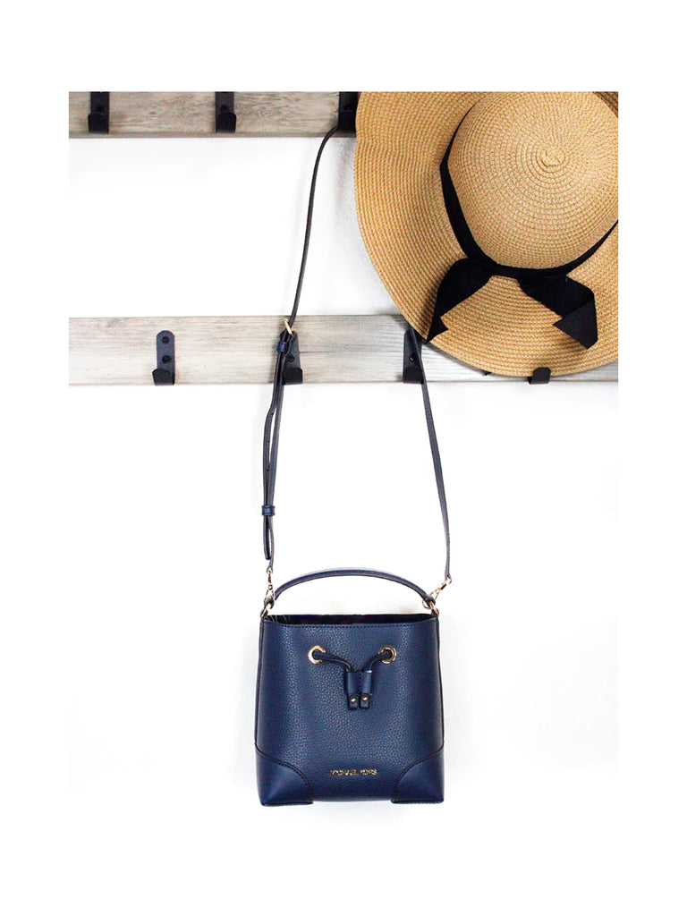 gambar-Michael-Kors-Mercer-Small-Drawsrting-Leather-Bucket-Messenger-NavyWEBP