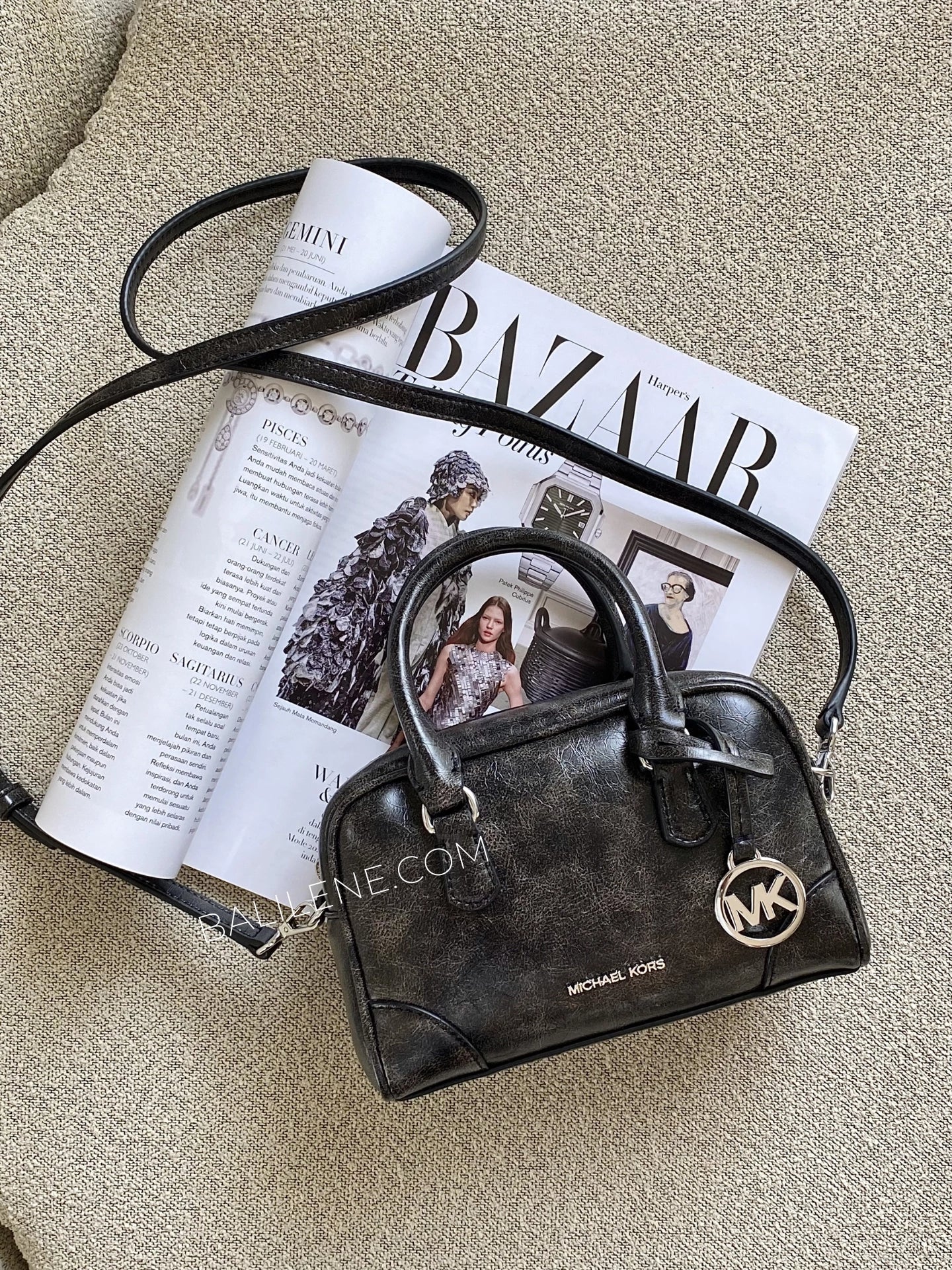 gambar-Michael-Kors-Thompson-Extra-Small-Distressed-Convertible-Satchel-Bag-Black-balilene