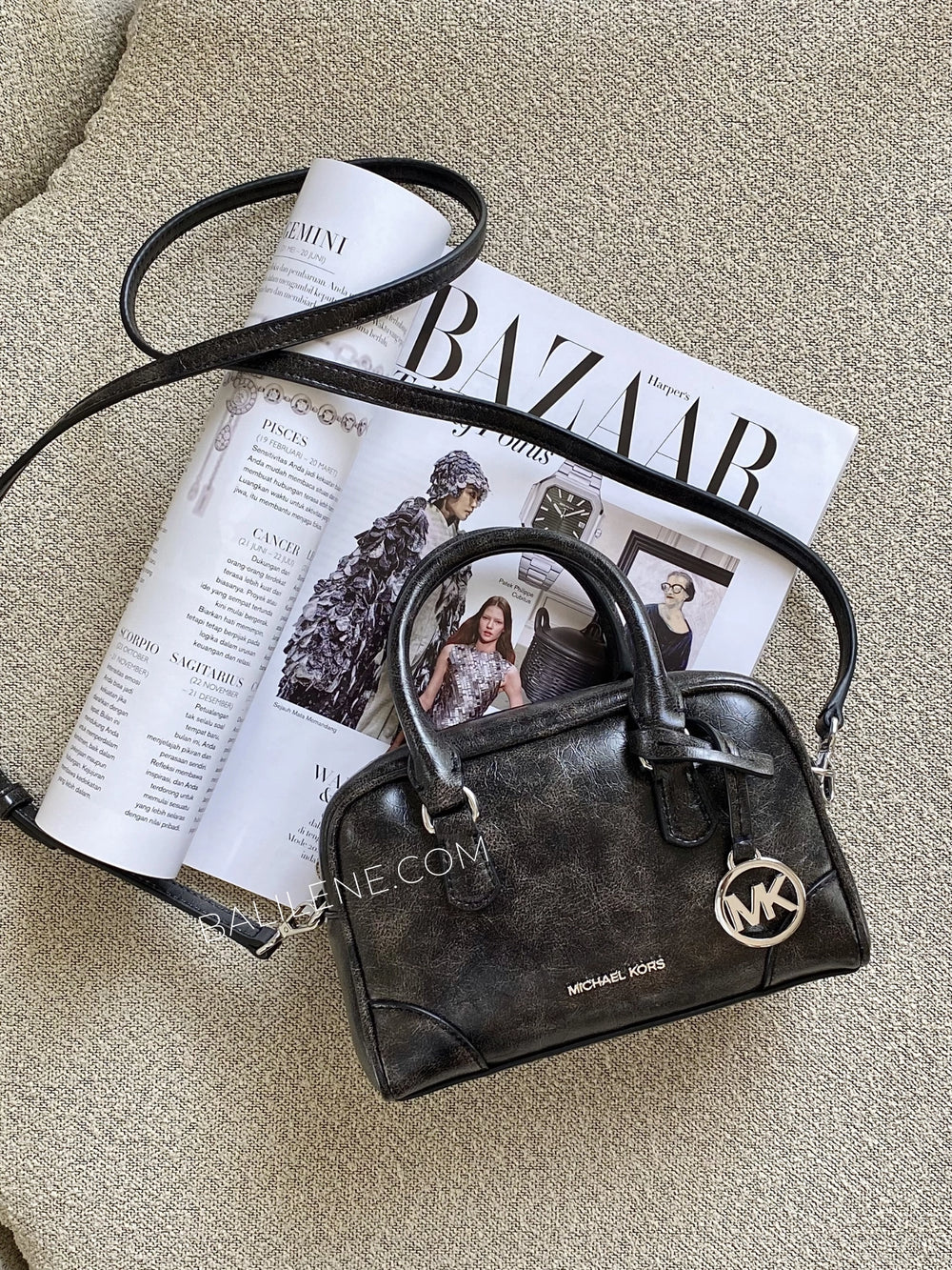 gambar-Michael-Kors-Thompson-Extra-Small-Distressed-Convertible-Satchel-Bag-Black-balilene